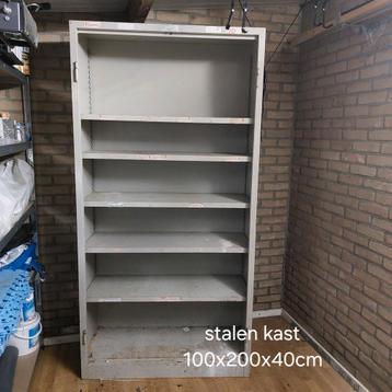 GRATIS stalen/ ijzeren kast