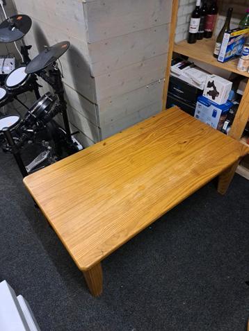 Gebruikte houten salontafel