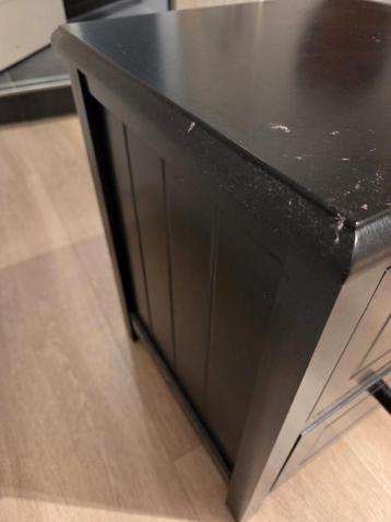 2 nachtkastjes zwart. Gratis af te halen!