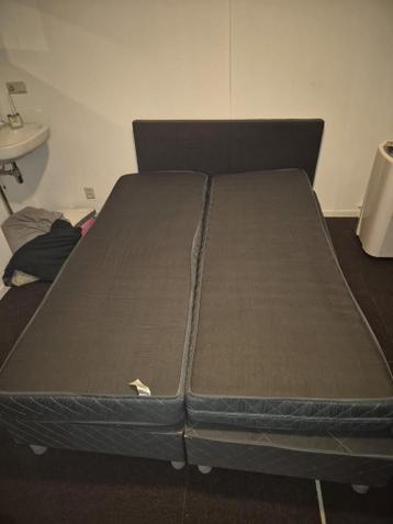 Gratis af te halen: Bed 140x200 met 2 matrassen