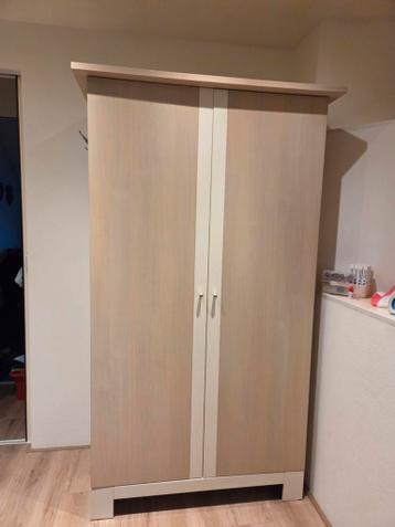 Nette kledingkast, gratis af te halen