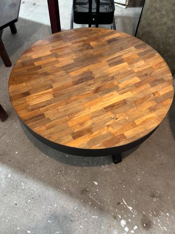 Houten salontafel met stalen frame