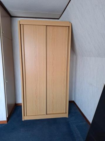 Licht eiken kast met schuifdeuren