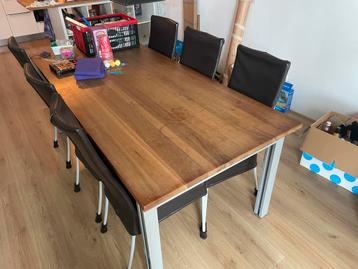 Houten tafel met metalen frame