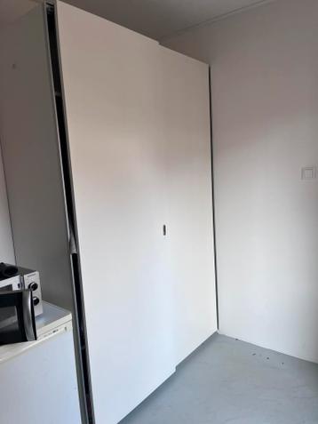 Witte opbergkast (150) b x 65 (d) x 235 (h)