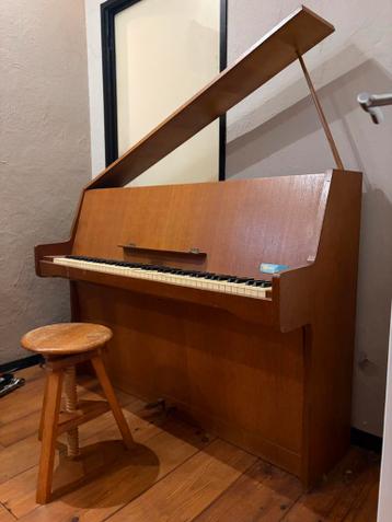 GRATIS Wuhlfar Walnoothout piano.