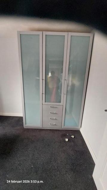 Zilverkleurige kledingkast