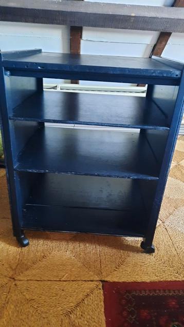 Zwart kastje op wielen. Gratis.