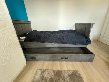 Eenpersoonsbed met lattenbodem en matras