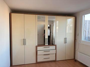 Grote kledingkast - 315cm breed, 222cm hoog