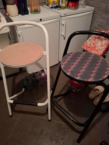 Gratis: Twee stevige barkrukken (niet inklapbaar)