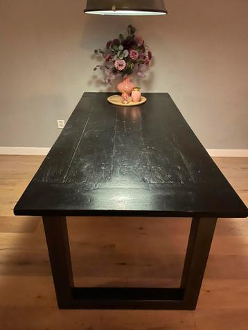 GRATIS! Zwarte (teakhouten) eettafel met stalen u-poot