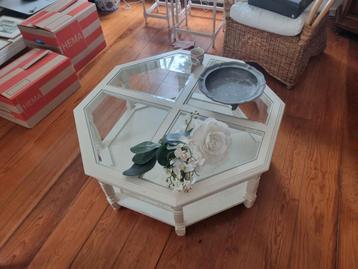 Stijlvolle salon tafel met glazen blad