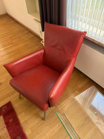 2 rode leren stoelen gratis op te halen vanaf 2 maart.