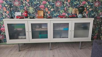 Mooie dressoir met glazen deuren