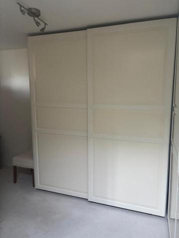 2 Ruime kledingkasten met schuifdeuren