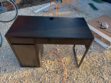 Zwart IKEA bureautje