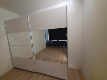 GRATIS aangeboden: kledingkast met schuifdeuren en spiegel!