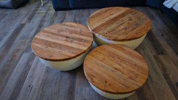 GRATIS af te halen 3 witte salontafels.