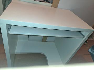 Klein bureau gebruikt, 77 breed x 50 diep x 76 hoog