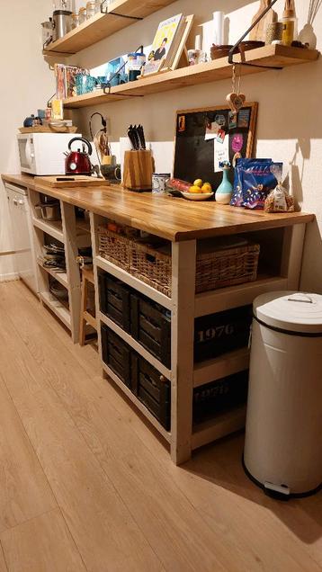 Keukenwerkblad met houten onderstellen