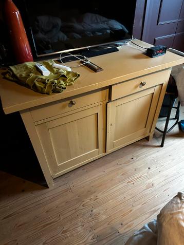 Oude gele dressoirkast