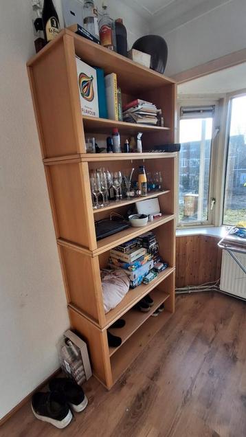 Houten kast met planken