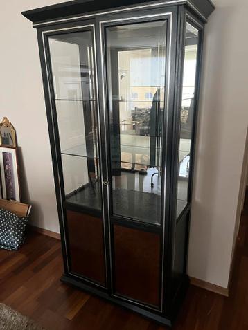 Zwarte vitrinekast met glazen deuren - Nordic stijl