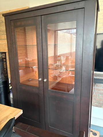 Mooie houten vitrinekast met glazen deuren