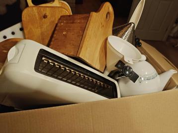 Koffie kopjes , schaaltjes, theepot, schalen, snijplanken