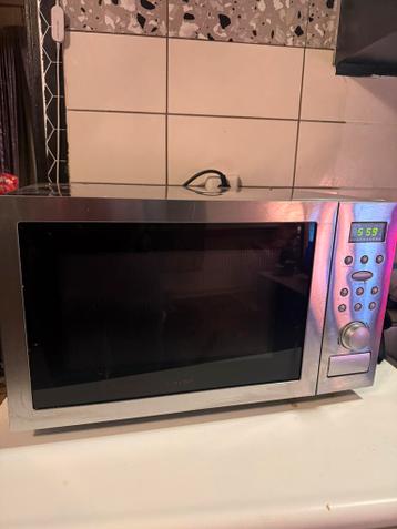 Gratis combimagnetron grill tomado