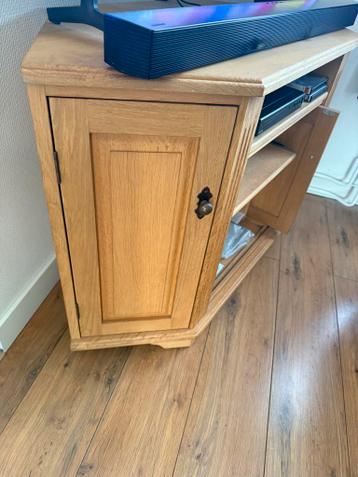 Grenen hoekkast tv meubel. (moet voor 1 maart weg)