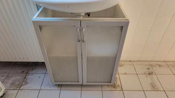Badkamer kastje met glazen deuren