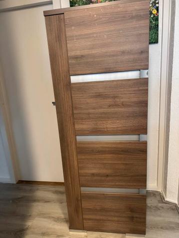 Houten kast met deur en plank