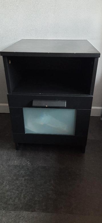 Gratis zwart nachtkastje