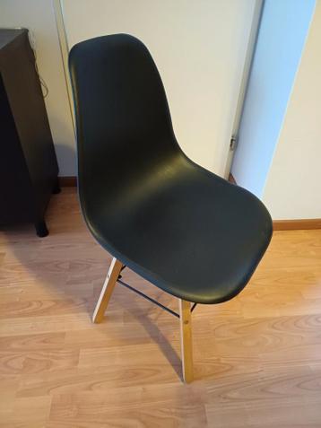 GRATIS: 2 ZWARTE KUIPSTOELEN