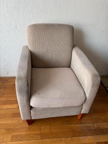 Comfortabele fauteuil met stoffen bekleding