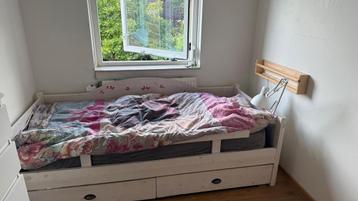 Eenpersoonsbed met lades