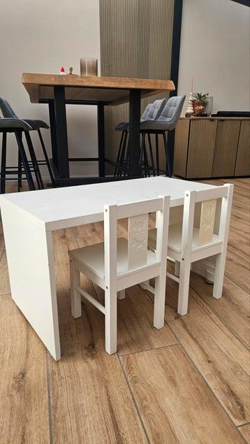 Teken knutsel tafel kinderen en 2 stoeltjes. Gebruikt.
