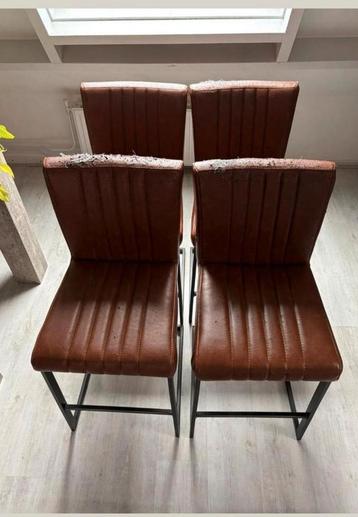 Gratis 4 hoge stoelen wel met schade.