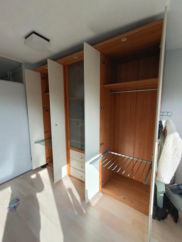 Mooie, grote kledingkast.