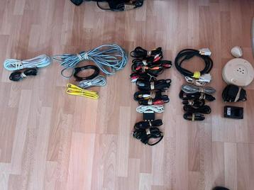 AudioVideo kabeltjes en internet en usb kabeltjes.