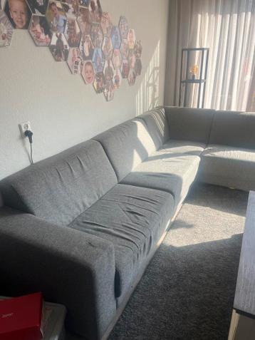 Grijze hoekbank met stoffen bekleding