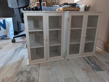 2 witte wandkastjes