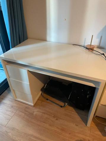DIT WEEKEND ophalen! Bureau met drie lades en een extra vak