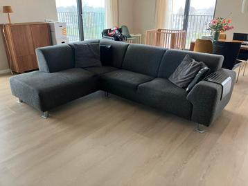 Gratis antracietkleurige hoekbank