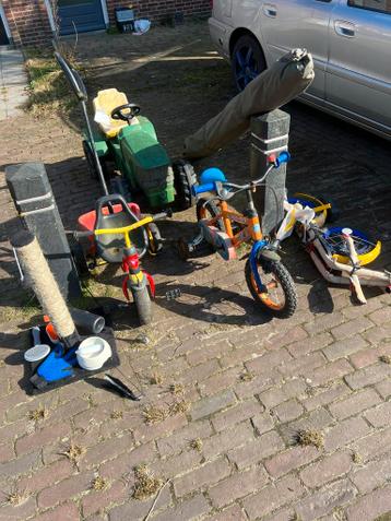 Gratis af te halen: Kinderfietsen en speelgoed
