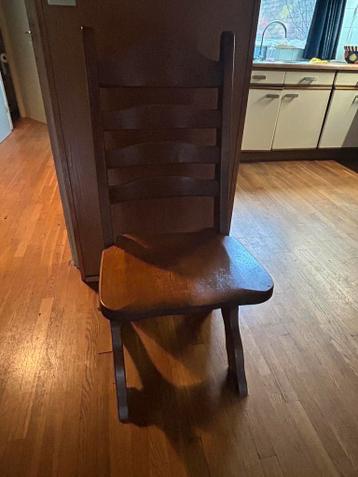 Zes GRATIS stoelen (klooster style)