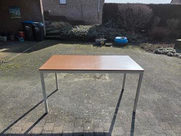 Gratis af te halen: 2 identieke tafels