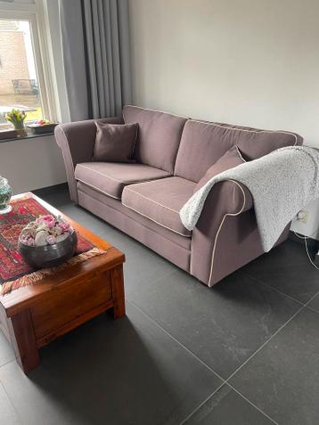 Taupe kleurige bank.